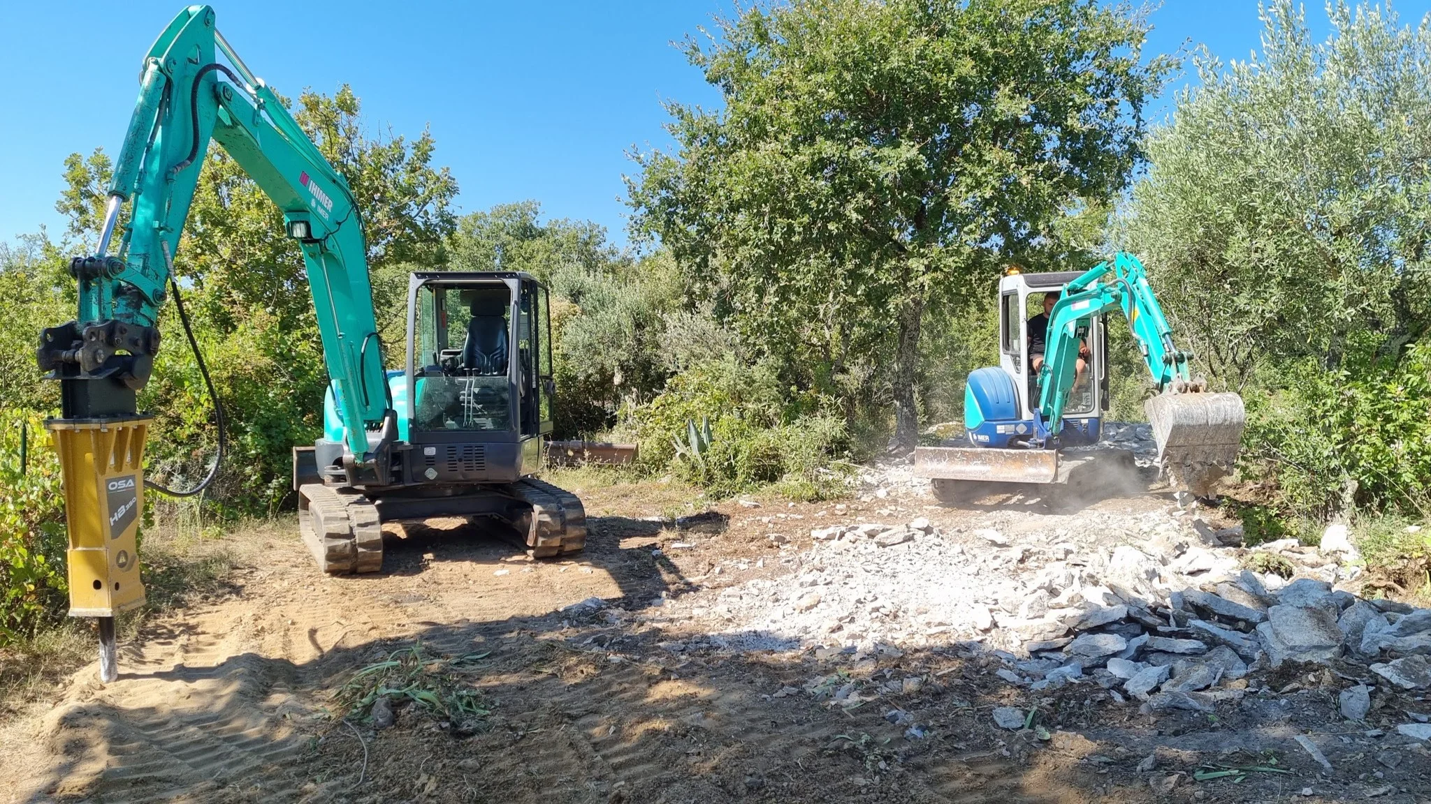 Terrassement, utilisation du brise roche pour créer une plateforme de maison individuelle